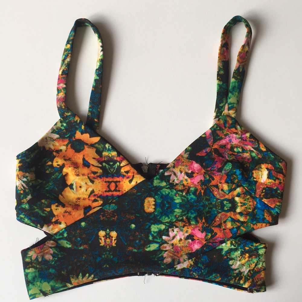 ASTR Coachella-ready cut-out crop top 🌺